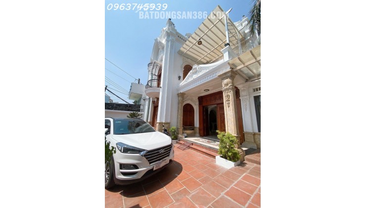 Biệt thự cổ điển, 3 tầng, 245m2, sân rộng ô tô đỗ được, Dĩ An, 8.5 Tỷ